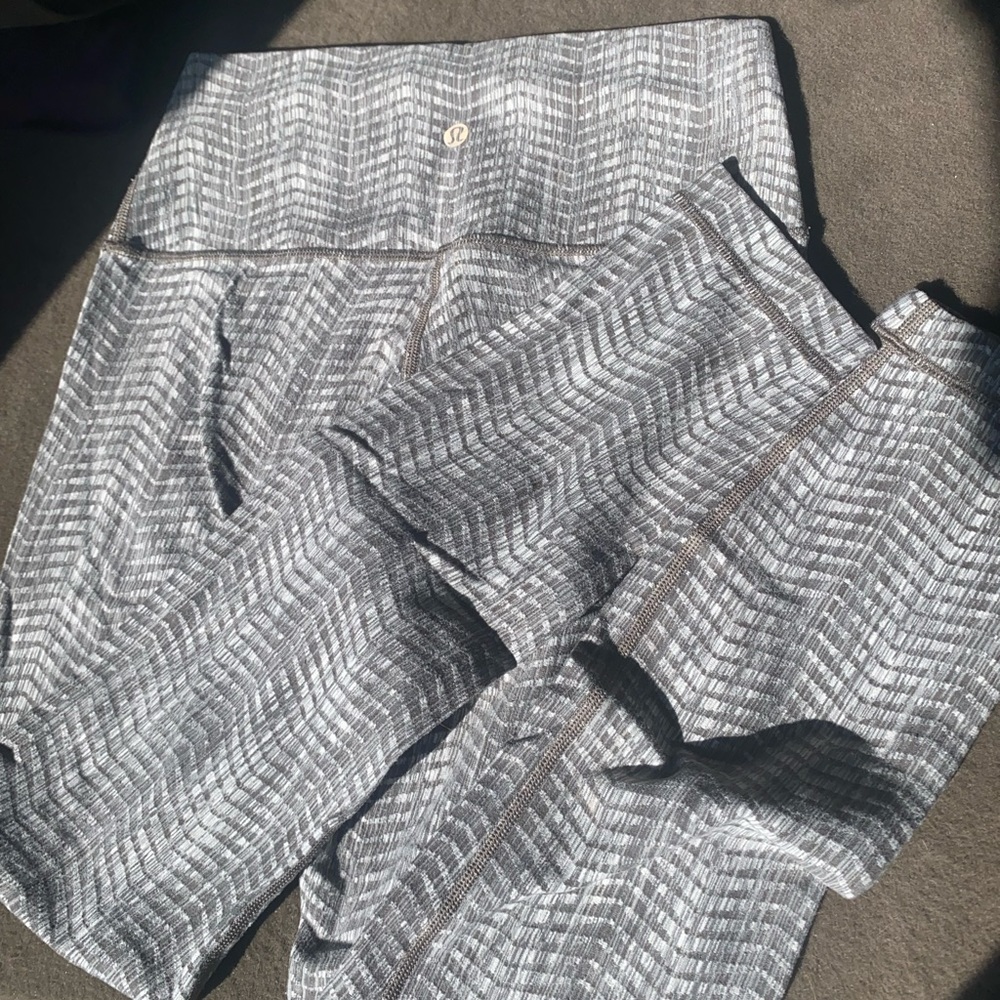 Grey patterned Lululemon leggings, size 6!